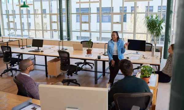 Lächelnde Junge Afrikanische Geschäftsfrau Gespräch Mit Einer Gruppe Unterschiedlicher Mitarbeiter — Stockfoto