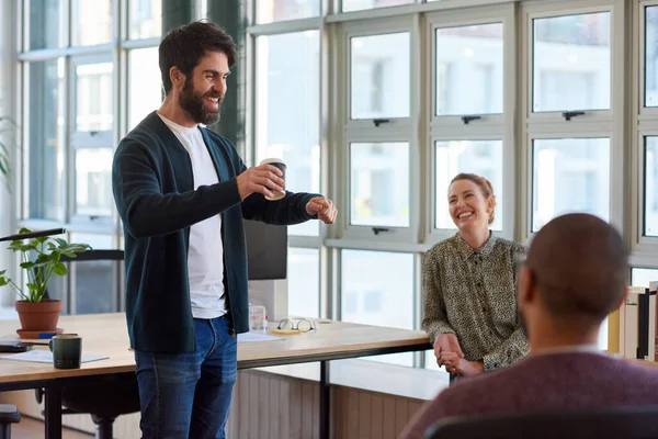 Sonriente Joven Hombre Negocios Hablando Con Grupo Compañeros Trabajo Durante — Foto de Stock