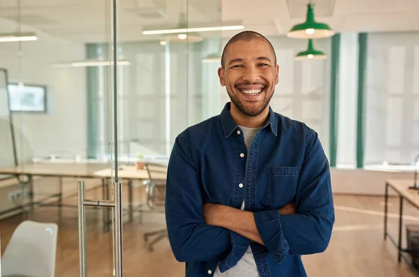 Mladý Podnikatel Usmívá Zatímco Stojí Založenýma Rukama Moderním Otevřeném Kancelářském — Stock fotografie