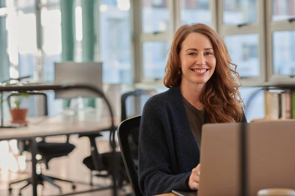 Joven Empresaria Sonriendo Mientras Trabaja Línea Con Portátil Escritorio Moderno — Foto de Stock