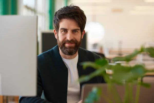 Jovem Empresário Sorrindo Trabalhando Online Com Laptop Enquanto Senta Sua — Fotografia de Stock