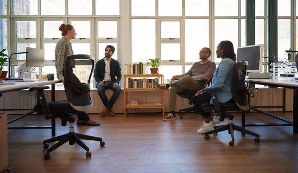 Joven Mujer Negocios Hablando Con Grupo Diversos Colegas Durante Una — Foto de Stock