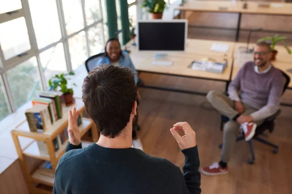 Retrospectiva Hombre Negocios Hablando Con Grupo Compañeros Trabajo Sonrientes Durante — Foto de Stock