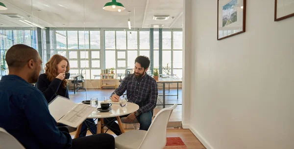 Tres Jóvenes Empresarios Conversando Sobre Proyecto Juntos Durante Una Reunión — Foto de Stock