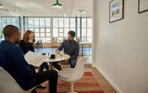 Tři Mladí Podnikatelé Mluví Diskutovat Projektu Společně Během Setkání Kávy — Stock fotografie