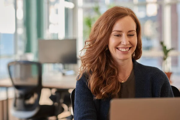 Jonge Zakenvrouw Lachen Terwijl Zitten Aan Haar Bureau Een Modern — Stockfoto