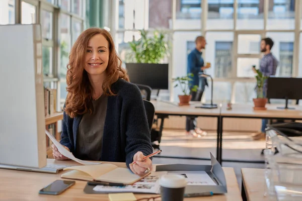 Leende Ung Affärskvinna Går Över Pappersarbete Vid Sitt Skrivbord Ett — Stockfoto