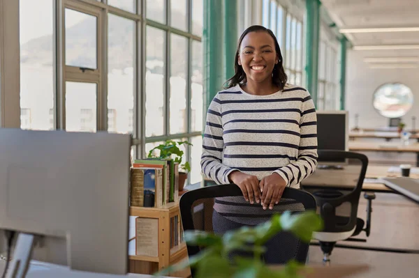 Jovem Mulher Negócios Africana Sorrindo Enquanto Estava Cadeira Sua Mesa — Fotografia de Stock