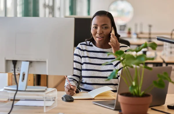 Jovem Empresária Africana Conversando Com Cliente Telefone Tomando Notas Enquanto — Fotografia de Stock
