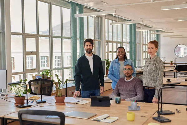 Grupo Confiante Diversos Jovens Empresários Que Trabalham Juntos Uma Mesa — Fotografia de Stock