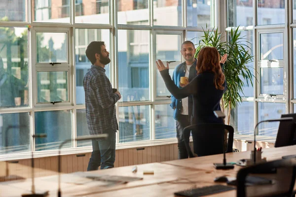 사업가들 사무실 회의실에서 시간에 커피에 이야기하는 — 스톡 사진