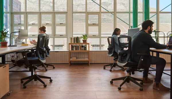 Çeşitli Odaklı Adamları Parlak Modern Bir Ofiste Masalarında Farklı Işler — Stok fotoğraf