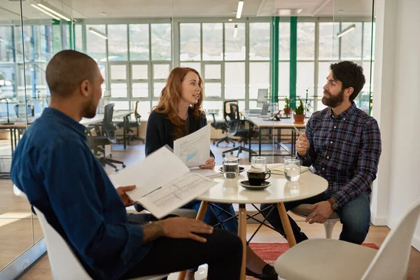 Tres Jóvenes Empresarios Hablando Trabajar Juntos Durante Una Reunión Sobre — Foto de Stock