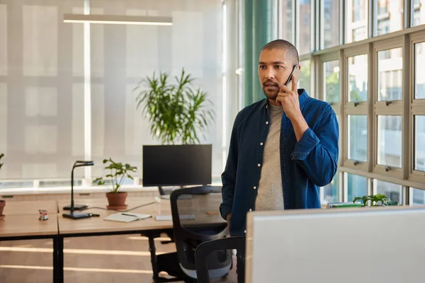 Jovem Empresário Confiante Conversando Com Cliente Seu Telefone Enquanto Estava — Fotografia de Stock