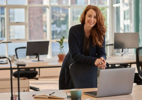 Lachende Jonge Zakenvrouw Leunend Een Stoel Aan Haar Bureau Terwijl — Stockfoto