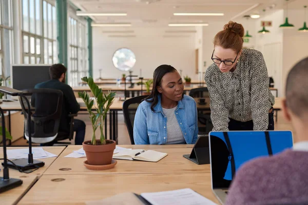 Dos Jóvenes Empresarias Diversas Hablando Juntas Mientras Trabajan Una Tableta — Foto de Stock