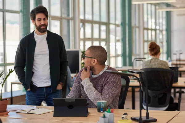 Zwei Unterschiedliche Junge Geschäftsleute Unterhalten Sich Schreibtisch Einem Modernen Großraumbüro — Stockfoto