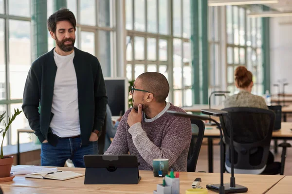 Dois Jovens Empresários Diversos Conversando Juntos Enquanto Trabalham Tablet Digital — Fotografia de Stock