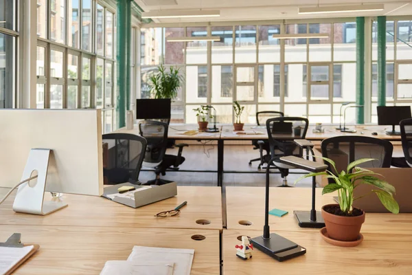 Ordenador Papeleo Sentado Escritorio Moderno Espacio Oficina Planta Abierta Después — Foto de Stock