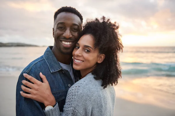 Portret Van Een Liefdevol Jong Multi Etnisch Koppel Dat Glimlacht — Stockfoto