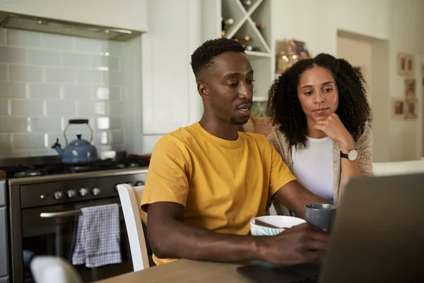 Young Multiethnic Couple Browsing Online Laptop Breakfast Together Table Kitchen — Φωτογραφία Αρχείου