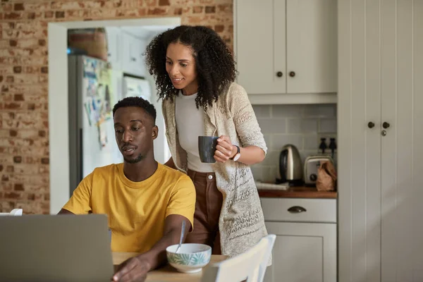 Young Multiethnic Couple Talking Working Laptop While Drinking Coffee Together — Φωτογραφία Αρχείου