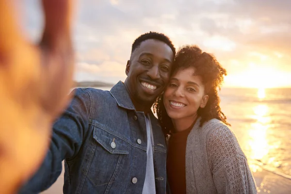 Loving Young Multiethnic Couple Smiling Taking Selfie While Standing Cheek — ストック写真