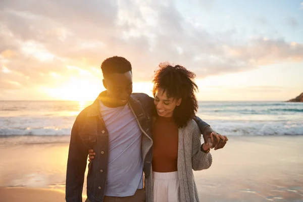 Liefdevol Jong Multi Etnisch Koppel Dat Praat Lacht Terwijl Arm — Stockfoto