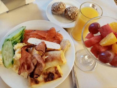 Soğuk tütsülenmiş somon yemeği.