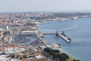 Şatonun üstünden Setubal Portekiz görünüyor.