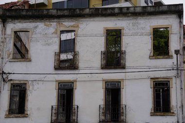 Portekiz 'in Leiria şehrinde harabelerde terk edilmiş eski bir ev.