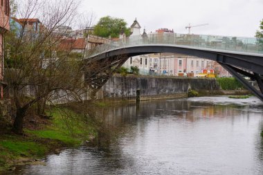 Lis Nehri, Leiria 'nın muhteşem şatosunun bulunduğu tepeye kadar uzanan şehri tam olarak 113 metre yükseklikte kapsar. Nehir kıyısı güneşli günlerde dinlenmek ve yürümek için popüler bir yerdir..