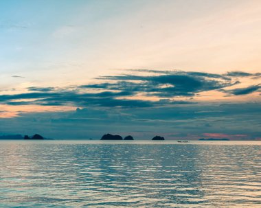 Gün batımında deniz ve adaların manzarası
