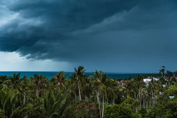 Δραματική Καταιγίδα Σύννεφα Πάνω Από Θάλασσα Δάσος Και Στέγες Μια — Φωτογραφία Αρχείου
