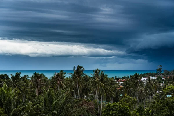 Δραματική Καταιγίδα Σύννεφα Πάνω Από Θάλασσα Δάσος Και Στέγες Μια — Φωτογραφία Αρχείου