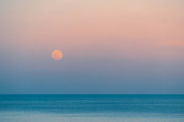 Luna Llena Eleva Sobre Mar Una Colorida Puesta Sol — Foto de Stock