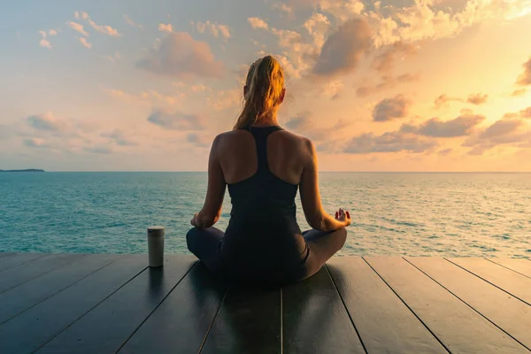 Mujer Joven Meditando Una Ropa Negra Para Yoga Una Cubierta — Foto de Stock