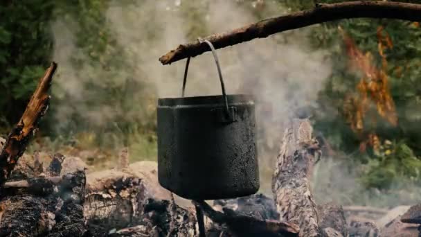 Cappello Bowler Turistico Appeso Sopra Fuoco Montagna — Video Stock