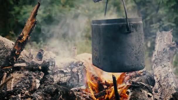 Topi Bowler Turis Tergantung Atas Api Pegunungan — Stok Video