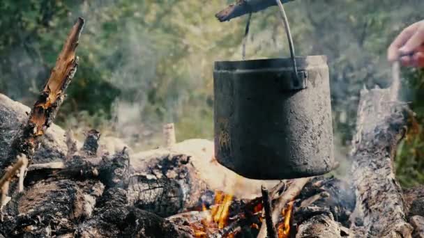 Tourist Bowler Hat Hangs Fire Mountains — Stock Video