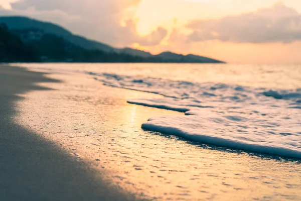 Mořský Příboj Písečné Pláži Pozadí Barevného Západu Slunce Stock Snímky
