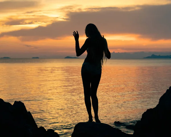 Silhouette Young Woman Long Hair Standing Sea Enjoying Colorful Sunset — Stock Photo, Image