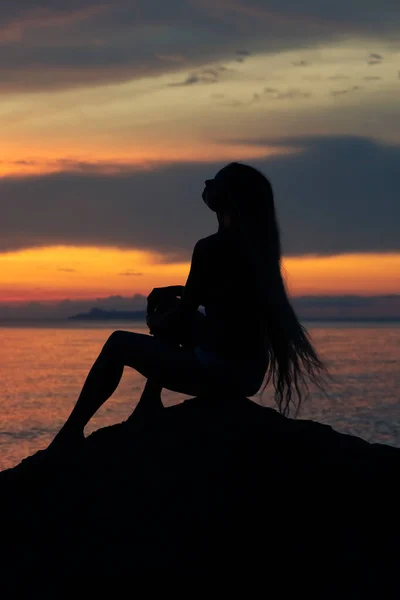 Silhouette Young Woman Long Hair Sitting Rock Sea Enjoying Colorful — Stock Photo, Image