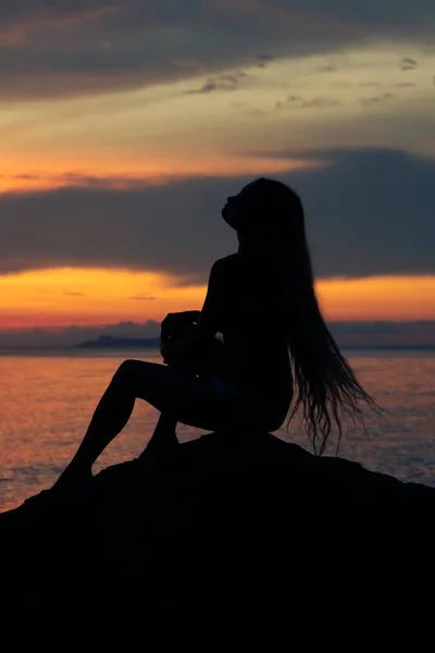 Silhouette Young Woman Long Hair Sitting Sea Enjoying Colorful Sunset — Stock Photo, Image