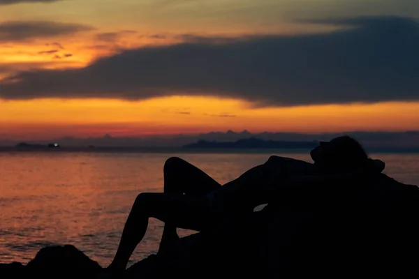Silhouette Young Woman Long Hair Lying Rock Sea Enjoying Colorful — Stock Photo, Image