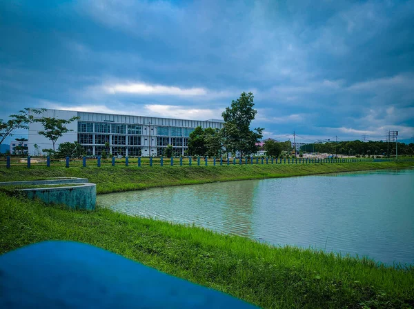 Edificio Con Densas Nubes — Foto de Stock