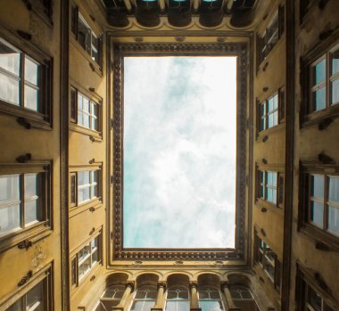 Budapeşte 'nin Pest tarafında mimarlık, iç avlu, yukarı doğru fotoğraf, eski bina, veranda, veranda.