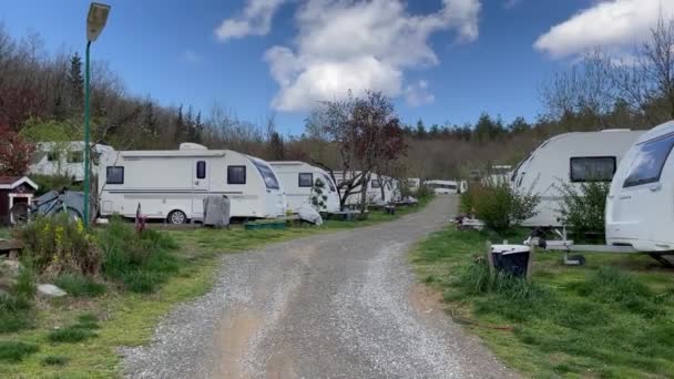 Caravan Camping Site Nature Caravans Campground Full Travel Trailers Countryside — Αρχείο Βίντεο