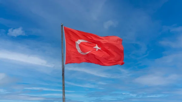 Turecká Vlajka Vlnící Zamračeném Modrém Pozadí Oblohy Turečtina Vlajka Koncept — Stock fotografie