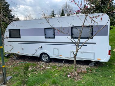 Karavan kampında bir seyahat karavanı. Karavan kamp konsepti. 